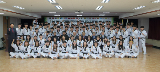 세계태권도평화봉사단 발대식 단체사진. <부영그룹 제공>